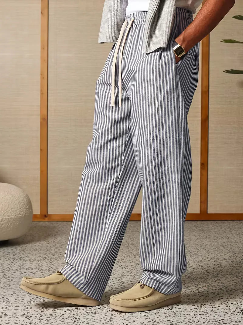 Zakdetail van de gestreepte heren joggers. Functioneel en stijlvol voor casual lente/zomer gebruik.