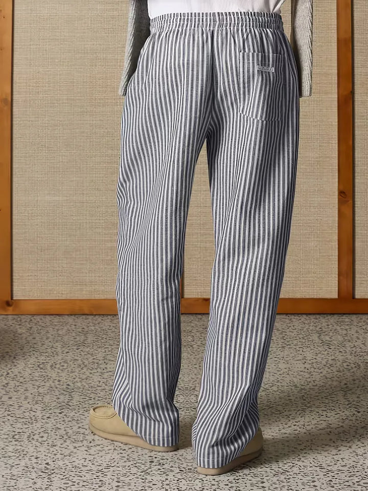 Onderkant van de gestreepte heren joggers, toont de wijde pasvorm. Comfortabele zomerse broek.