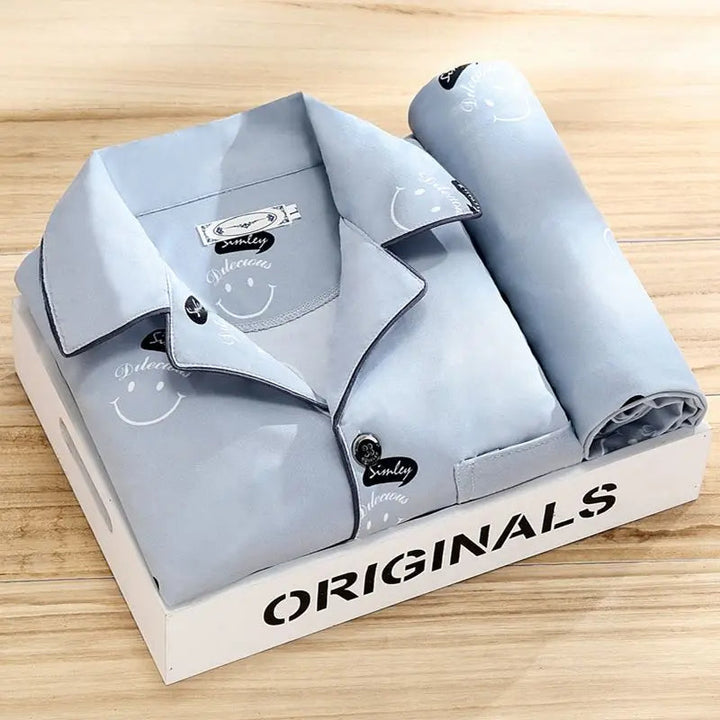 Heren pyjamaset met fijne strepen. Tweedelige nachtkleding met lange mouwen en comfortabele pasvorm.