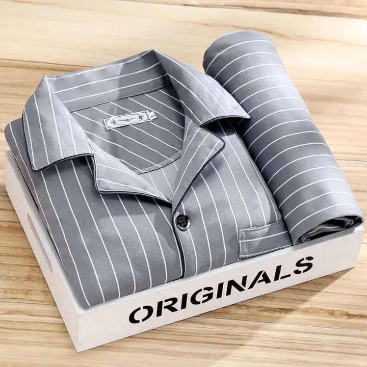 Complete heren pyjamaset, gestreept, voor optimaal comfort. Tweedelige nachtkleding met lange mouwen.