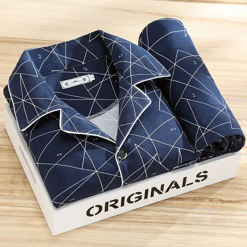 Modieuze heren pyjamaset: gestreepte nachtkleding. Comfortabele tweedelige loungewear met lange mouwen, huispak.