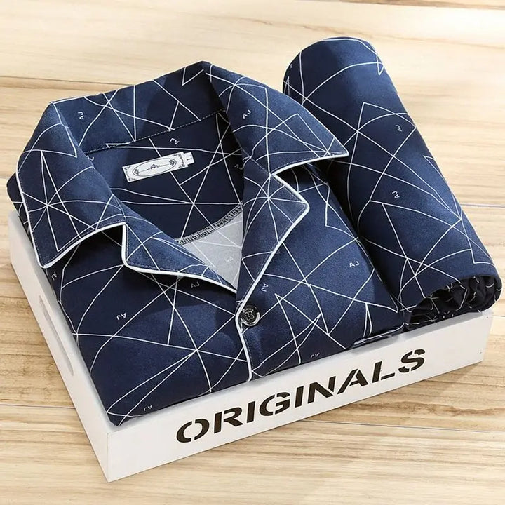 Modieuze heren pyjamaset: gestreepte nachtkleding. Comfortabele tweedelige loungewear met lange mouwen, huispak.