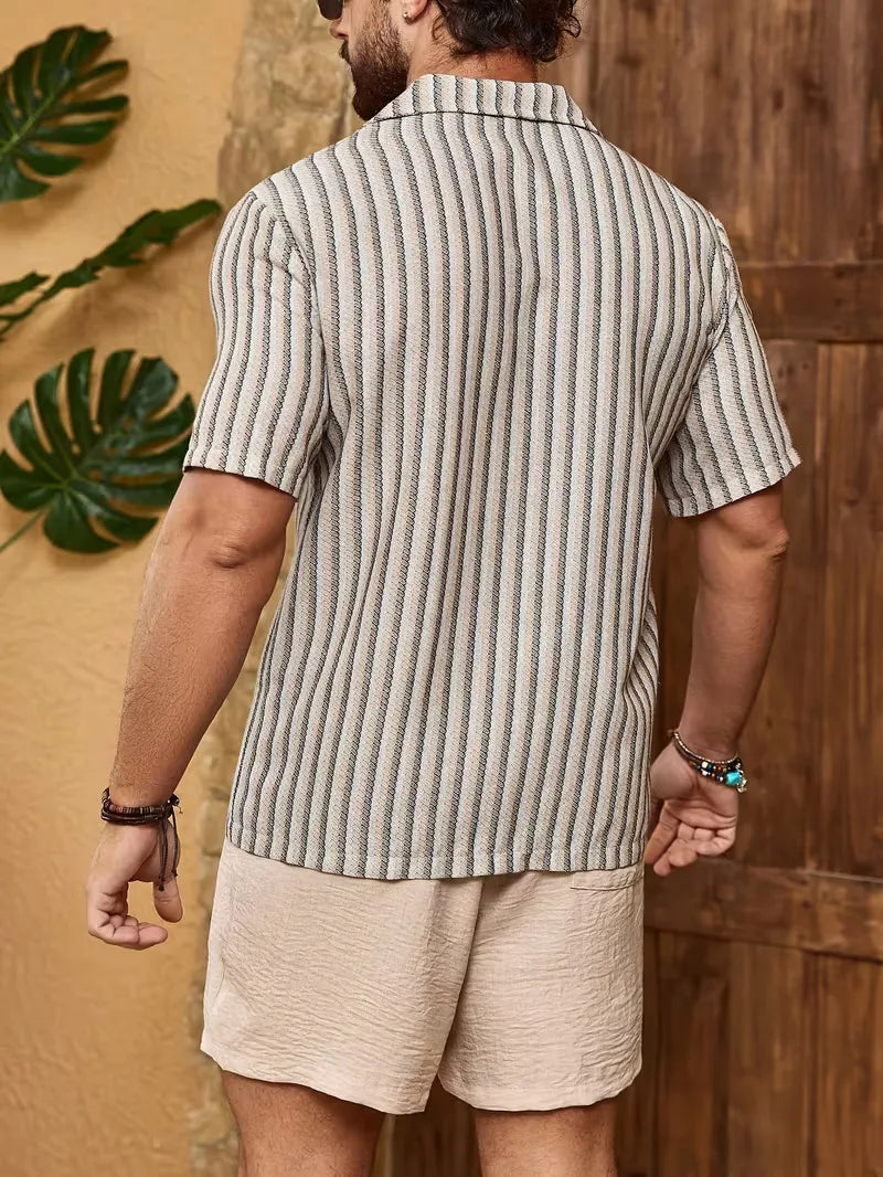 Comfortabele heren zomer set, perfect als vakantie outfit of strand kleding, bestaande uit gestreept shirt & shorts.