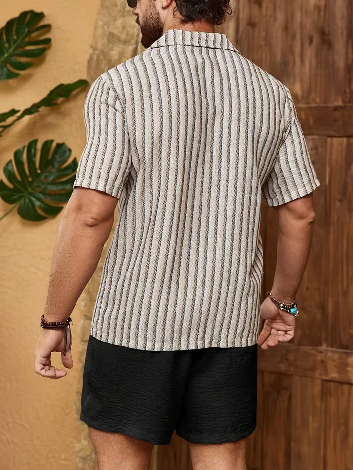 Heren gestreepte zomer kledingset, tweedelig, met V-hals shirt en shorts in abrikoos. Strand & vakantie klaar.