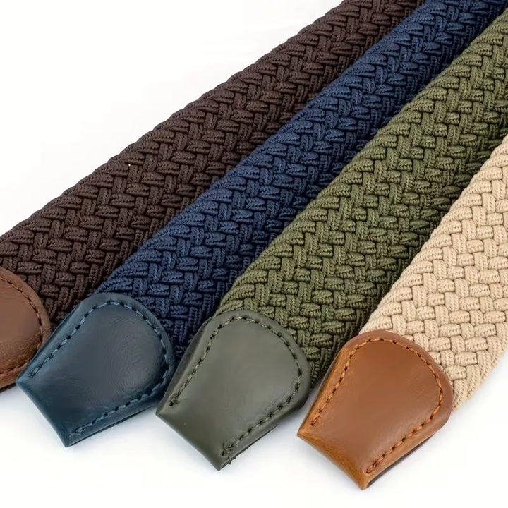 Detailopname van de gevlochten textuur van de herenriem in nylon en leer. Casual, comfortabel en stijlvol.