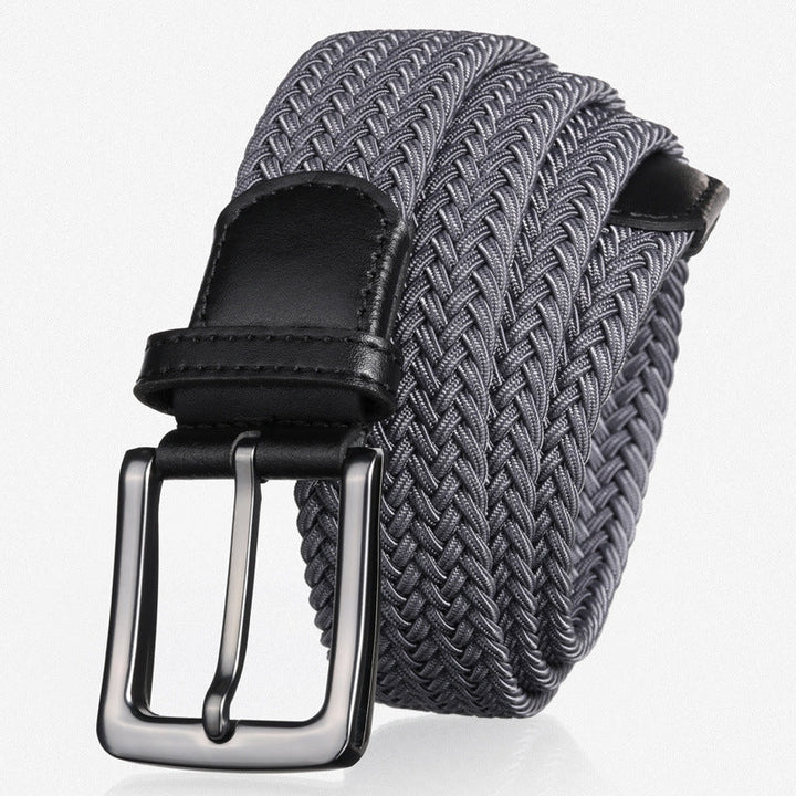 Essentiële heren accessoire: gevlochten rekbare riem met vierkante gesp voor een moderne en comfortabele look.
