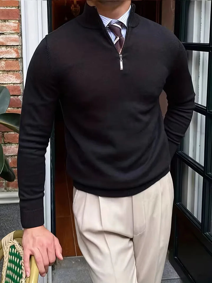 Man draagt comfortabele heren half-zip trui met kraag in een ontspannen herfstsetting.
