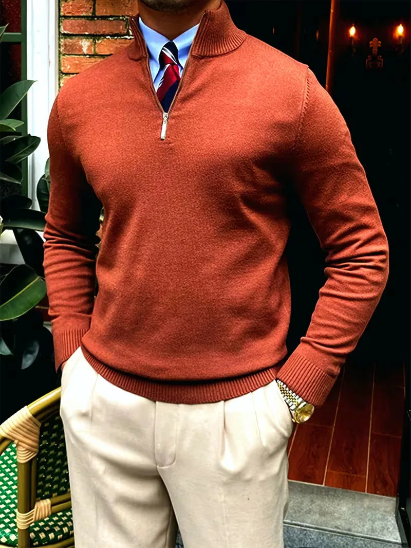 Blauwe heren trui met half-zip en opstaande kraag, combineert comfort en stijl.