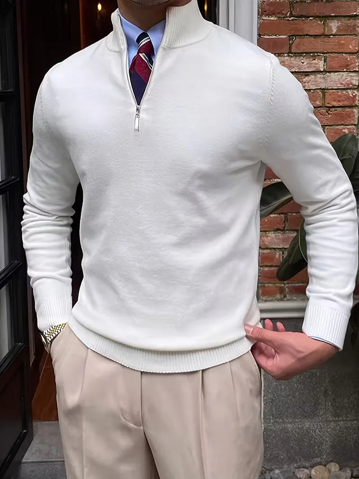 Marineblauwe heren half-zip trui met rits en kraag, klassieke en duurzame herenmode.