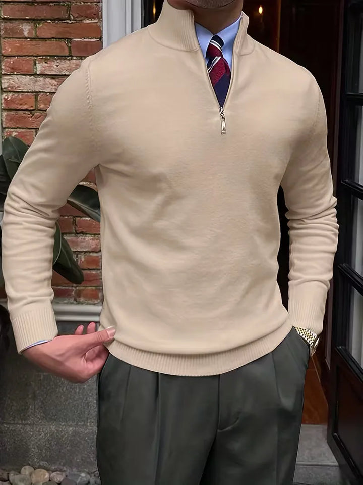 Grijze heren half-zip trui met kraag, comfortabel en tijdloos voor een casual outfit.