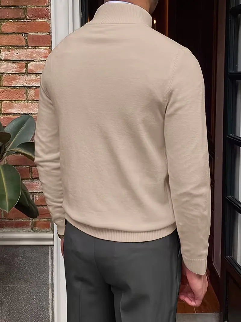 Groene heren half-zip trui met kraag, combineert warmte met een modieuze uitstraling.