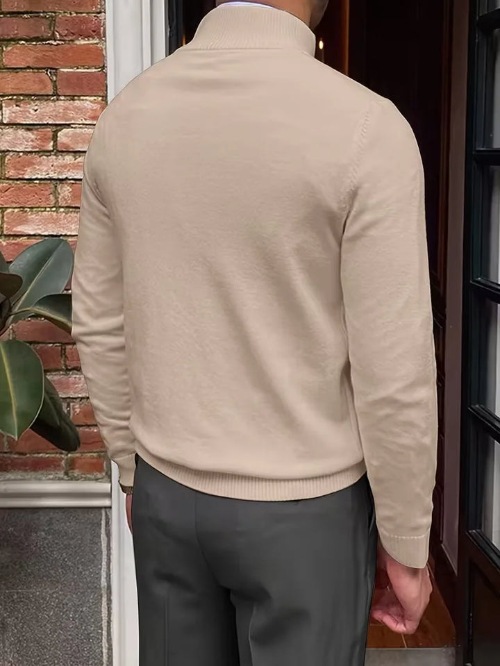 Groene heren half-zip trui met kraag, combineert warmte met een modieuze uitstraling.