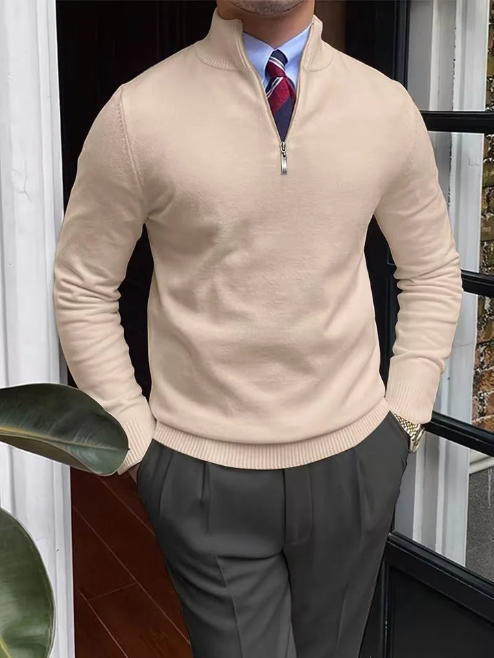 Zwarte heren trui met opstaande kraag en half-zip, essentieel smart casual kledingstuk.