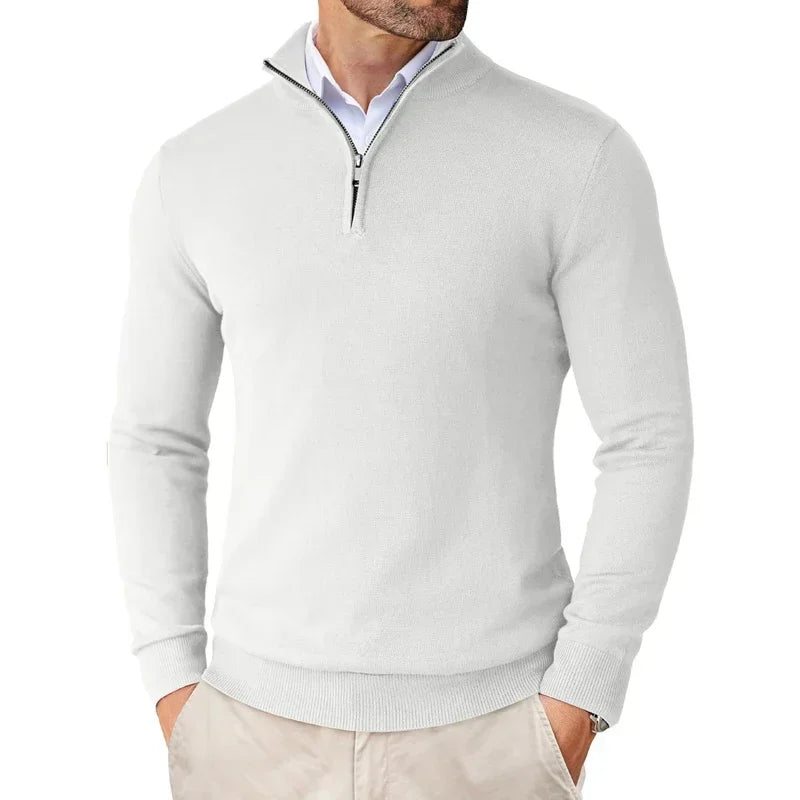 "Heren half-zip trui, zacht en warm, ademend materiaal in neutrale tint, ideaal voor casual of actieve gelegenheden."
