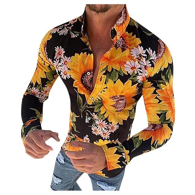 Model draagt casual herenhemd met lange mouwen, levendige bloemenprint. Geschikt voor strand & zomerse outfits.