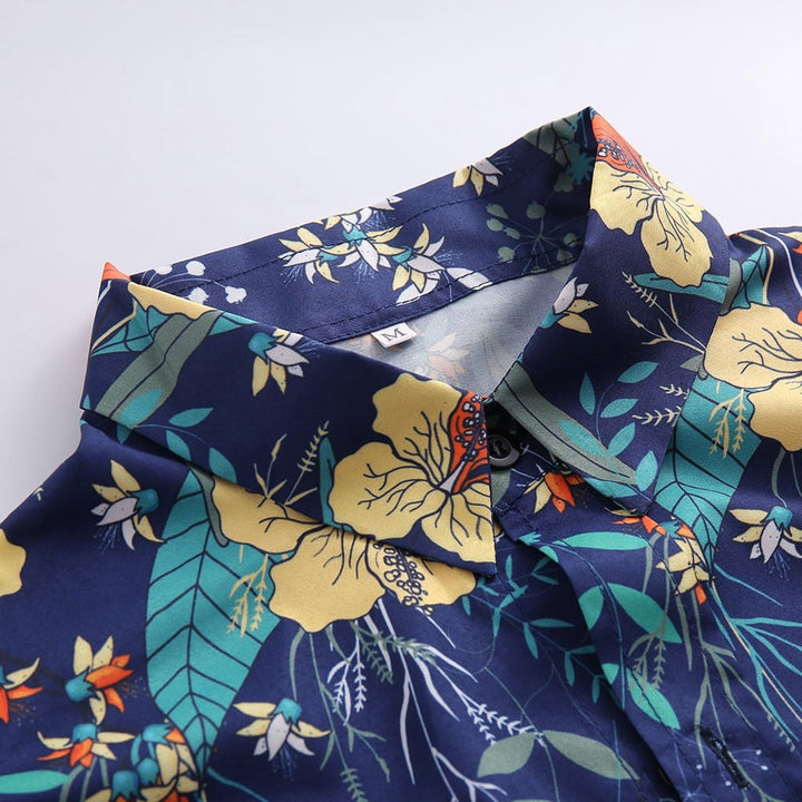 Vakantie ready herenhemd: lange mouwen Hawaii overhemd, vrolijke bloemenprint, reverskraag. Casual en trendy.