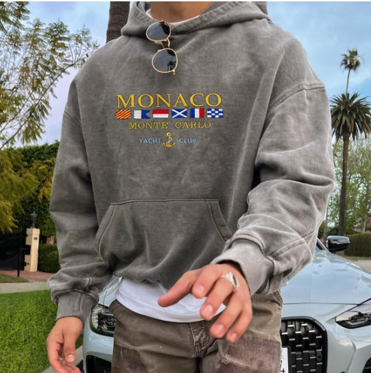 Model draagt een heren hoodie, luxe en veelzijdig, voor een moderne en sportieve herfstlook.