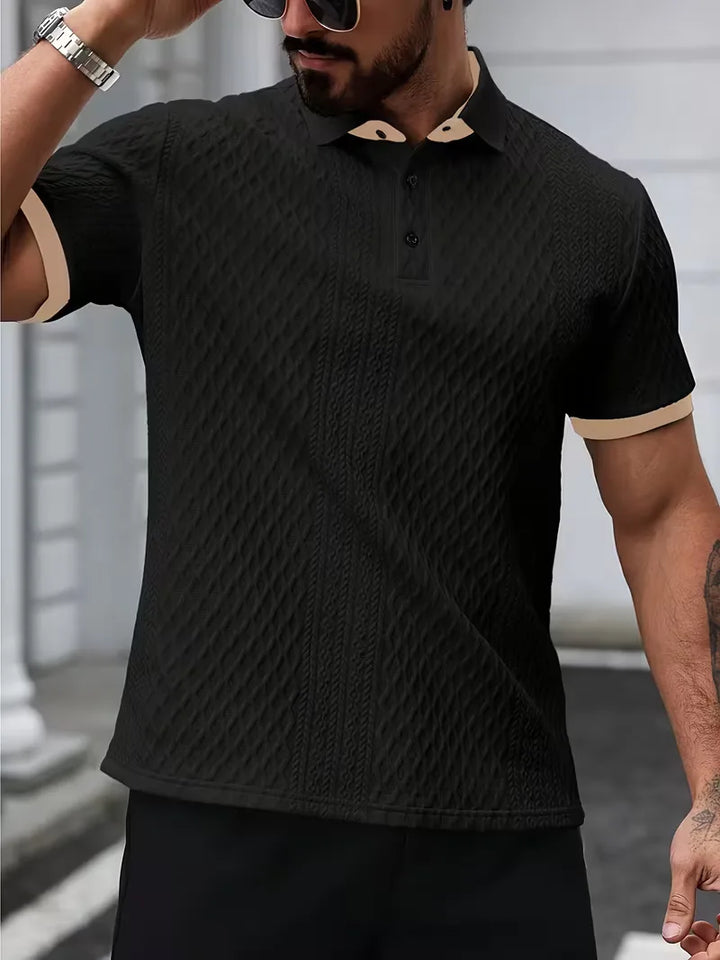 Model toont de stijlvolle pasvorm van de heren jacquard polo met V-hals.