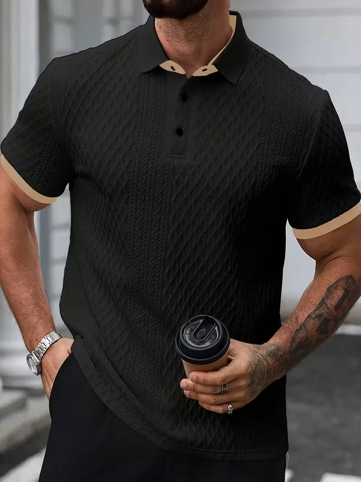 Voorzijde van een heren jacquard poloshirt met korte mouwen en V-hals detail.