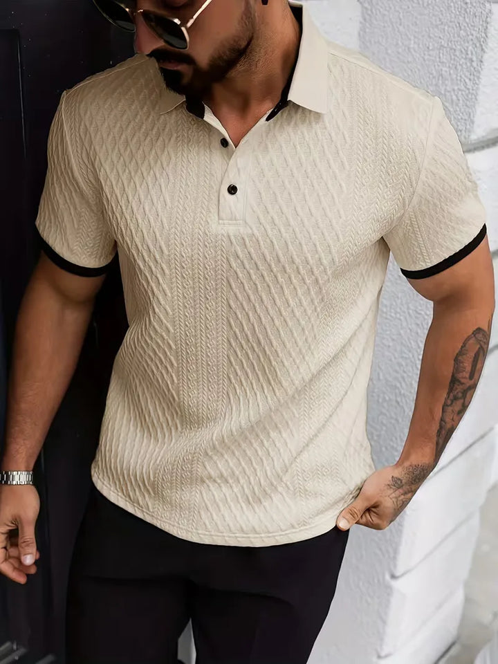Achterzijde van de comfortabele heren jacquard polo met regular fit en korte mouwen.