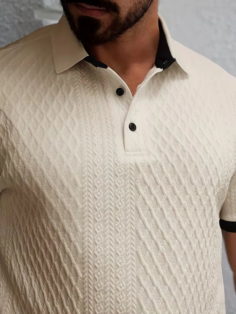 Stijlvolle herenkleding: jacquard polo met V-hals en regular fit, ideaal voor warme dagen.