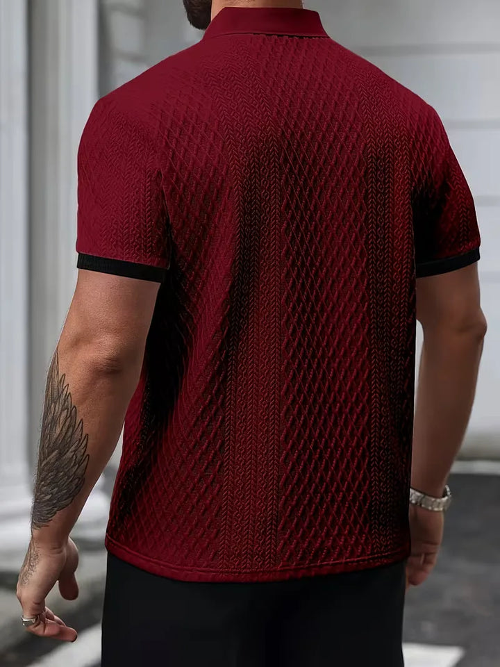 Essentiële zomerse herenpolo: jacquard stof, V-hals, korte mouwen en regular fit.
