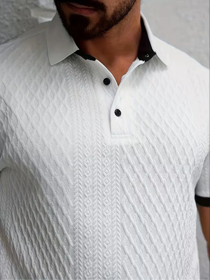 Man draagt een comfortabele heren jacquard polo met V-hals, perfect voor smart casual gelegenheden.