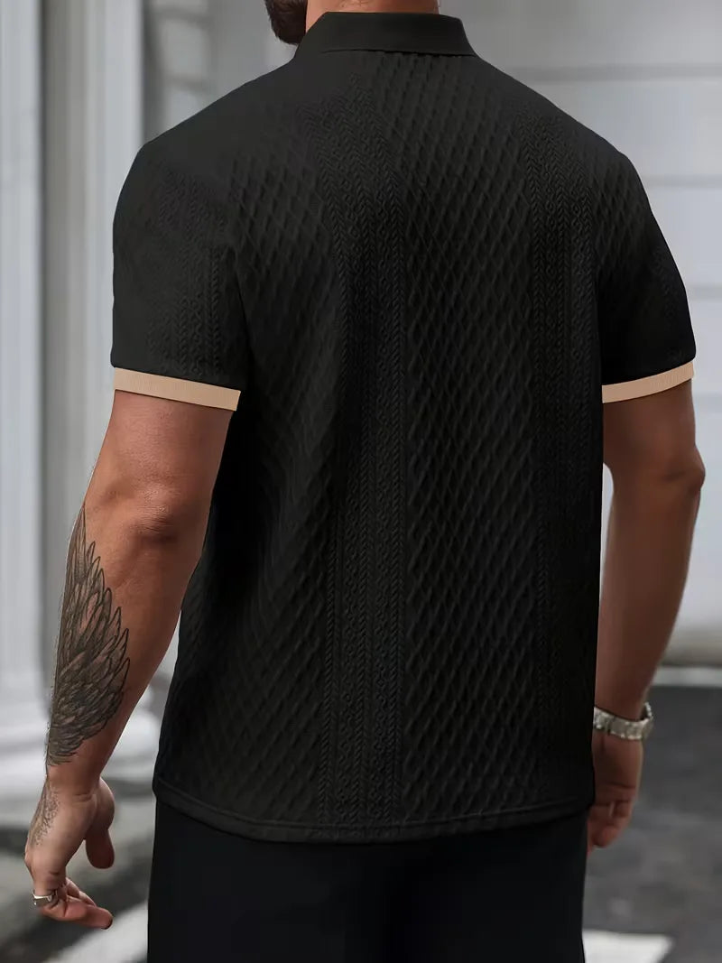 Elegant herenpoloshirt met V-hals en korte mouwen, voorzien van een subtiel jacquard patroon.