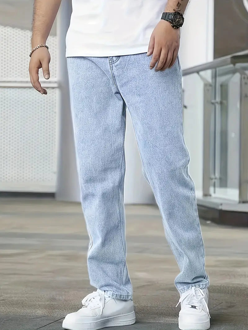 Lichtblauwe heren jeans, rechte pijpen, subtiele lichte wassing, comfortabel voor dagelijkse kleding.