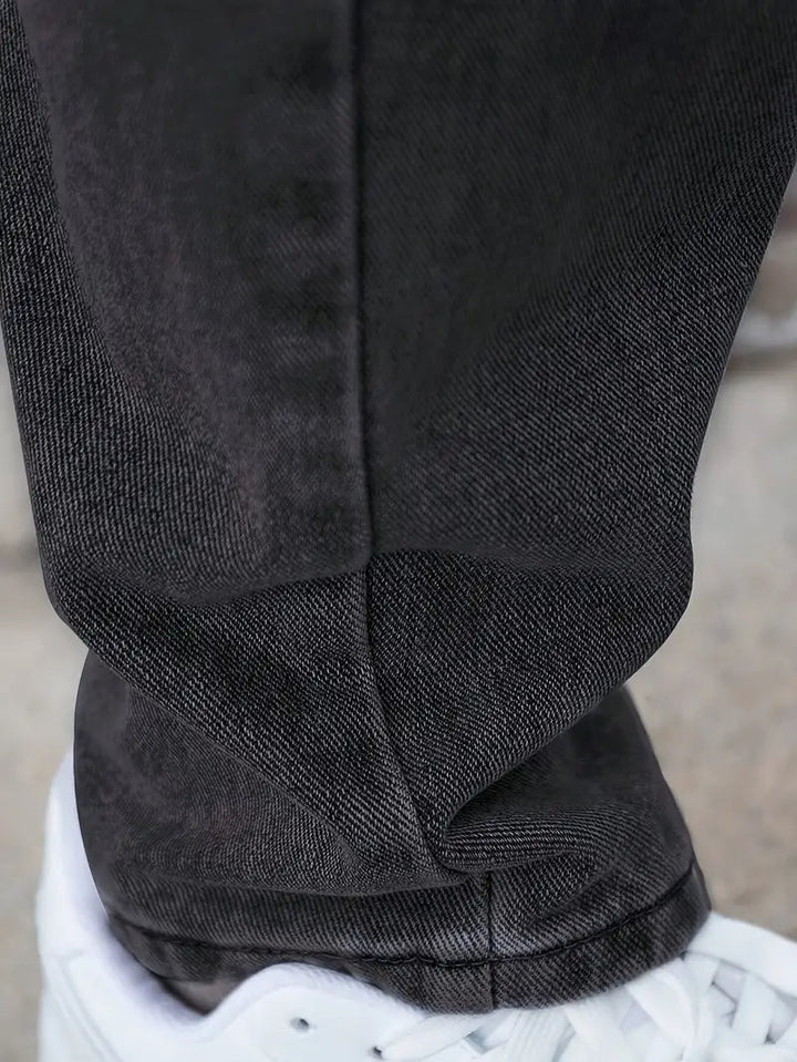 Blauwe heren jeans met rechte pasvorm en lichte wassing, een essentieel kledingstuk met moderne flair.