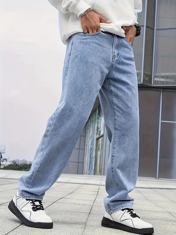 Veelzijdige heren jeans rechte pijpen, lichte wassing, makkelijk te combineren voor diverse casual looks.