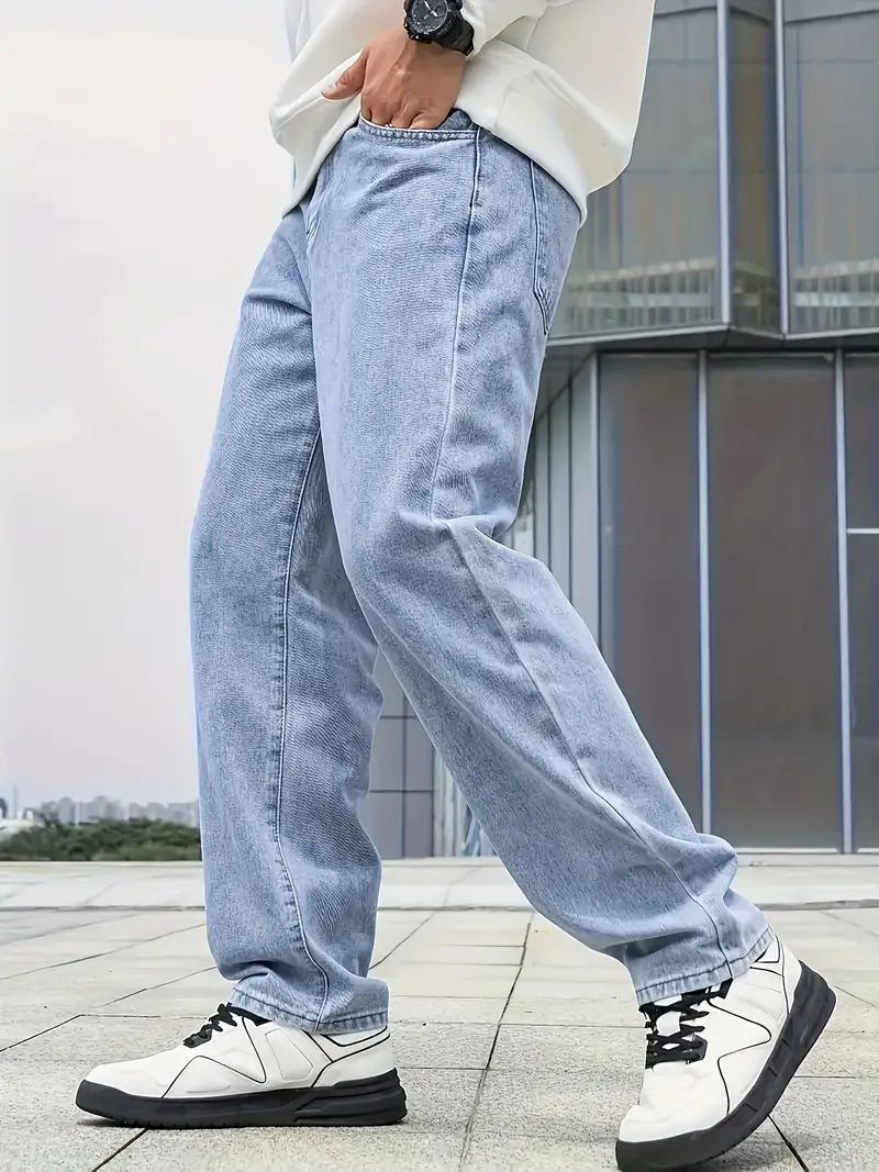 Trendy heren jeans met rechte pijpen en frisse lichte wassing, modern en comfortabel voor elke gelegenheid.