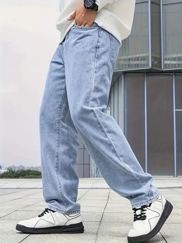Trendy heren jeans met rechte pijpen en frisse lichte wassing, modern en comfortabel voor elke gelegenheid.