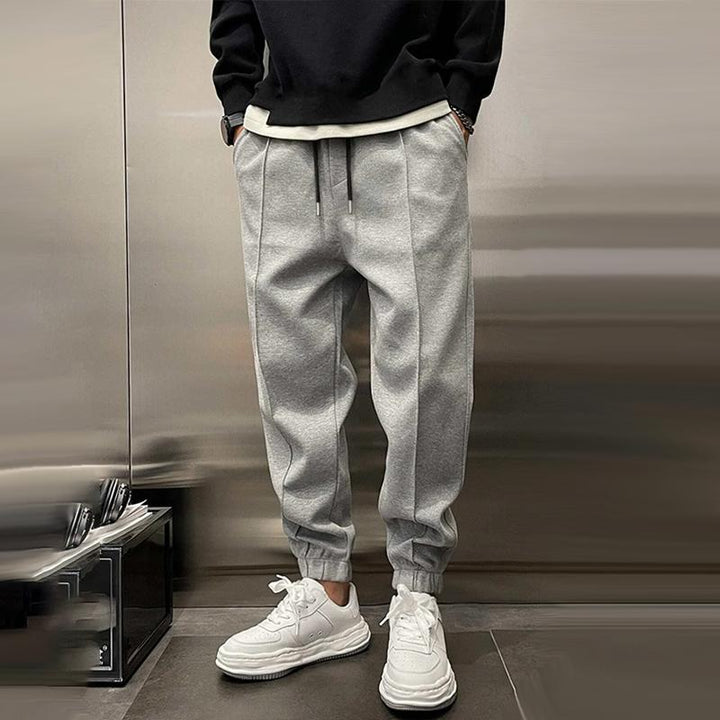 Heren joggingbroek met nauwsluitende pijpen, ideaal voor sport of ontspanning.
