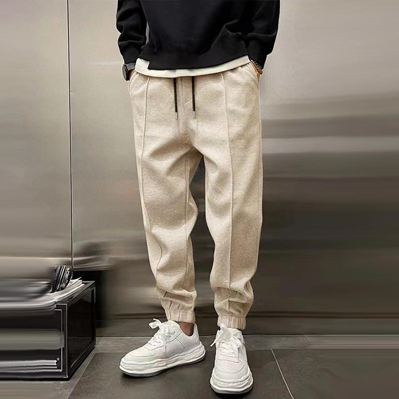 Veelzijdige herenbroek, nauwsluitend model, perfect als casual of sportbroek.