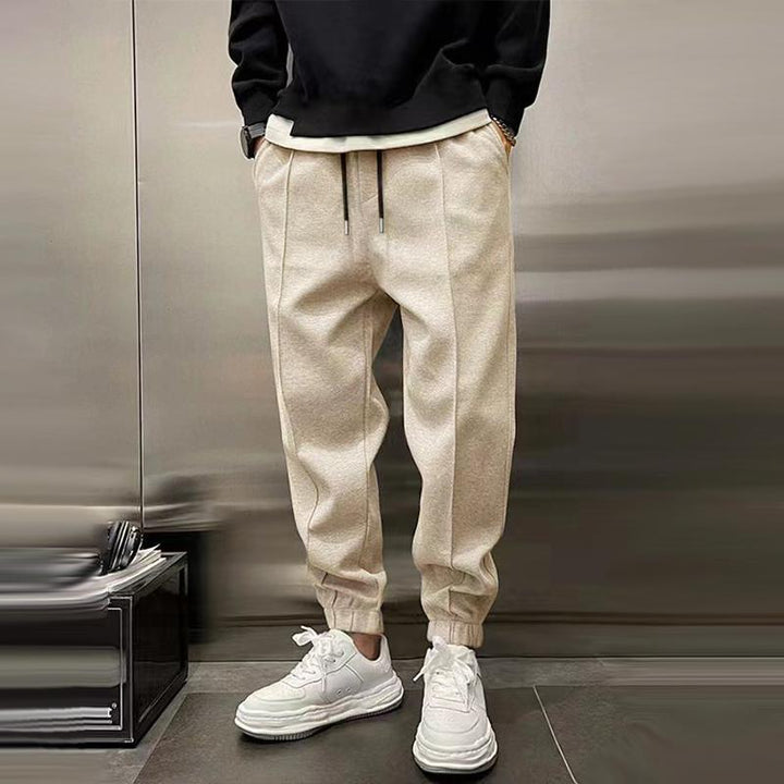 Veelzijdige herenbroek, nauwsluitend model, perfect als casual of sportbroek.