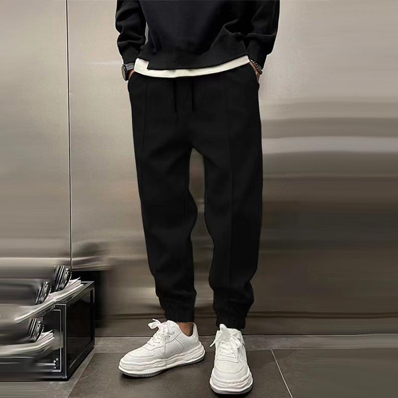 Trendy heren sportbroek, nauwsluitende pasvorm en zachte stof voor actief leven.