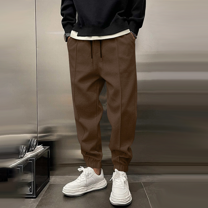 Essentiële heren joggingbroek, nauwsluitende pijpen en comfortabel voor elke dag.