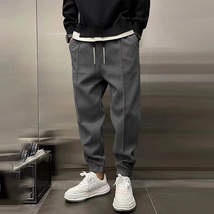 Comfortabele heren joggingbroek, nauwsluitende pijpen, ideaal voor fitness & vrije tijd.
