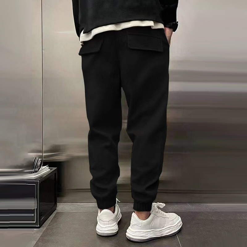 Duurzame heren sportbroek, nauwsluitende pasvorm voor een gestroomlijnde look.
