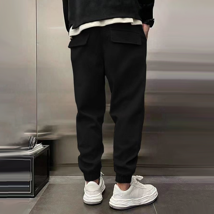 Duurzame heren sportbroek, nauwsluitende pasvorm voor een gestroomlijnde look.