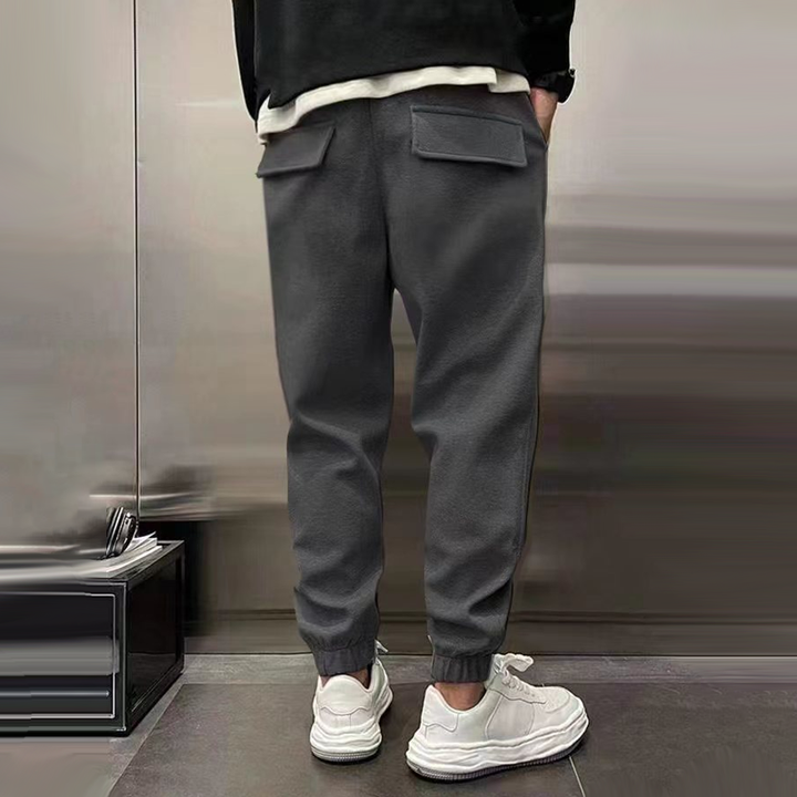 Stijlvolle heren joggingbroek met nauwsluitende pasvorm, comfort voor thuis of buiten.