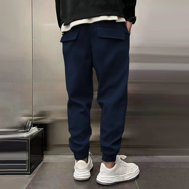 Nieuwe collectie heren joggingbroeken, nauwsluitend design voor een moderne uitstraling.