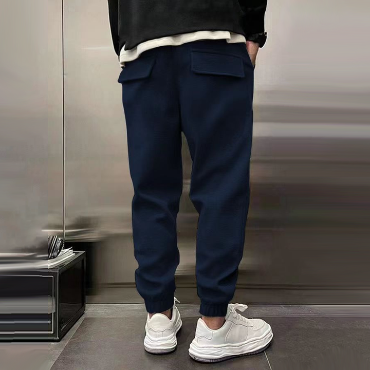 Nieuwe collectie heren joggingbroeken, nauwsluitend design voor een moderne uitstraling.