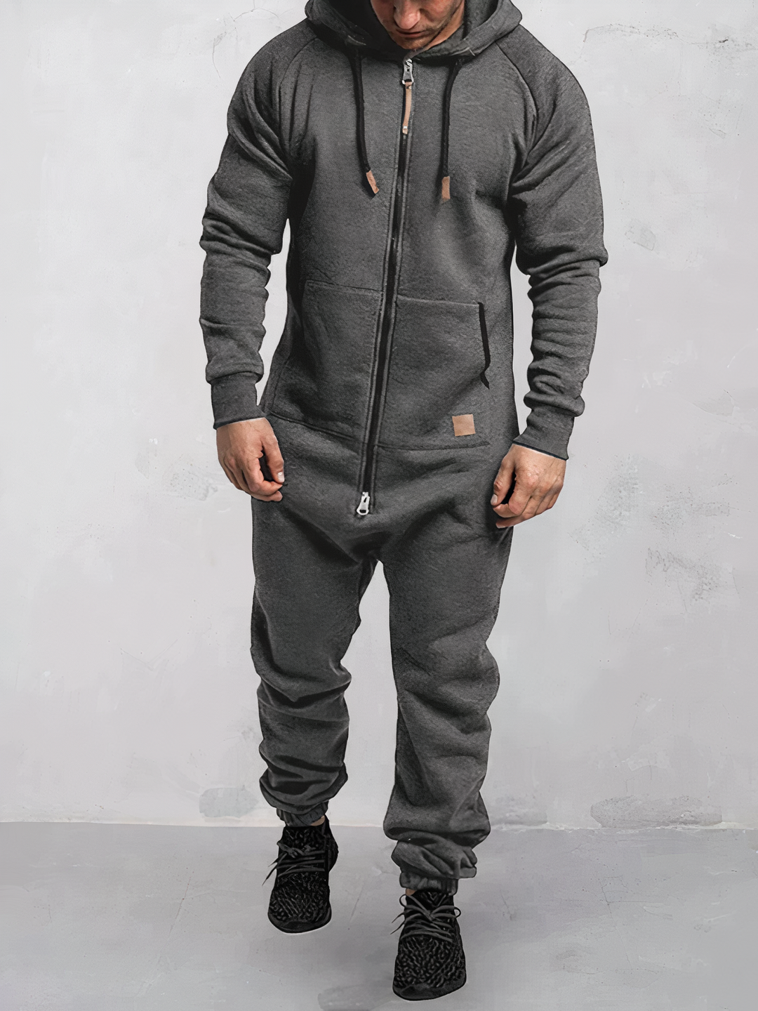"Heren jumpsuit met capuchon in zachte fleece, stijlvolle look, donkergrijs, comfortabele pasvorm voor dagelijks gebruik."
