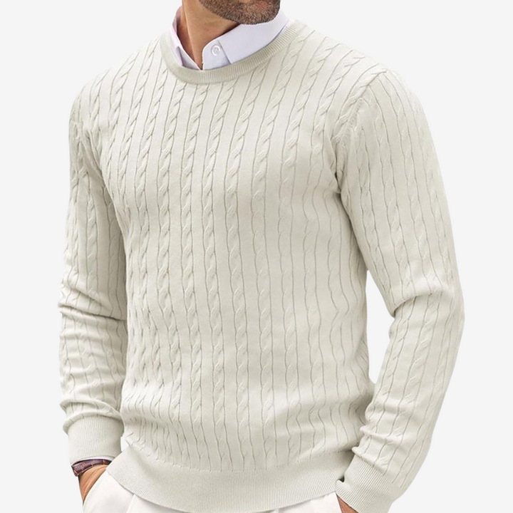 Getailleerde heren pullover met klassieke kabelsteek; ideaal voor casual of semi-formele herfst/winterlooks.