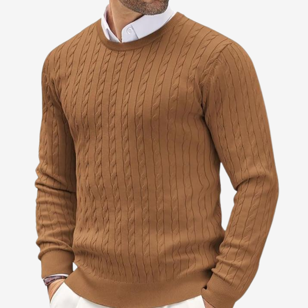 Detailopname van de fijne kabelbreisteek van deze tijdloze heren pullover.
