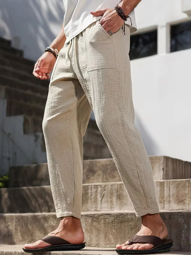 Heren khaki joggers met taps toelopende pasvorm, ideaal voor zomerse casual outfits. Comfortabele lichtgewicht broek.
