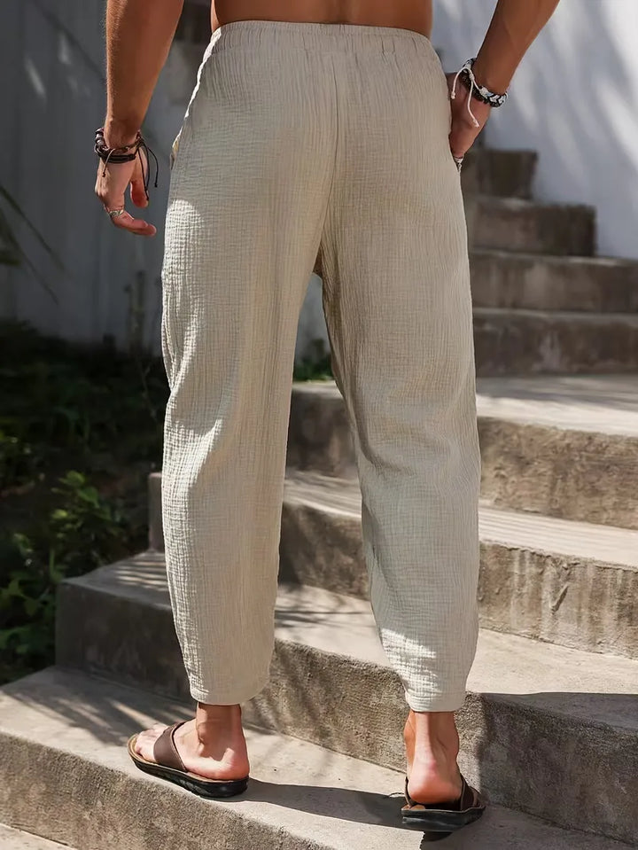 Moderne heren khaki joggers met taps toelopende pijpen en elastische tailleband. Stijlvol en comfortabel voor heren.