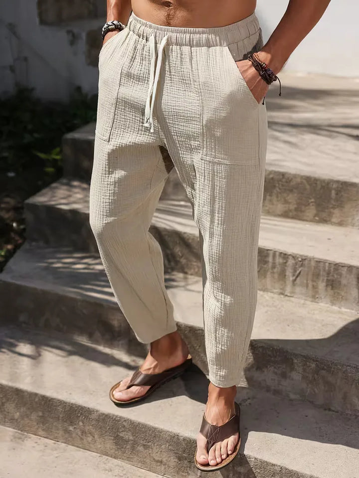 Detail van de stof en trekkoord van de khaki heren joggers. Lichtgewicht en comfortabele casual broek voor mannen.